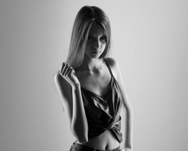 Genç sevimli kız poz