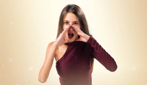 Νεαρός έφηβος κορίτσι φωνάζοντας σε φόντο ώχρα — Φωτογραφία Αρχείου