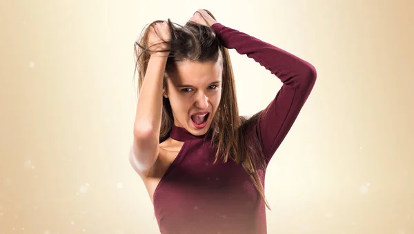 Frustrerade unga tonåring flicka på ockra bakgrund — Stockfoto