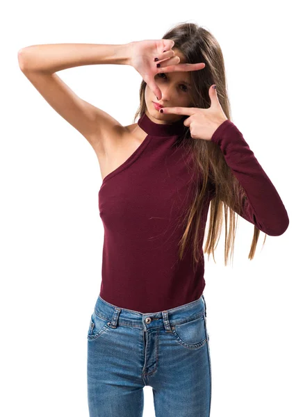 Ung tonåring flicka med fokus med hennes fingrar — Stockfoto