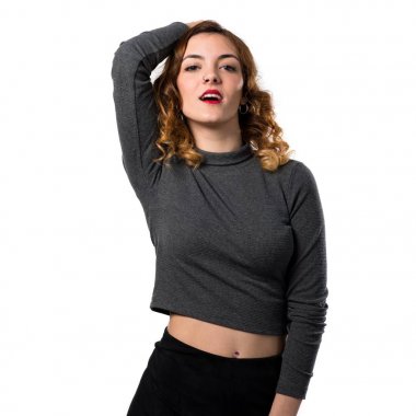 Genç ve güzel model kadın stüdyoda poz