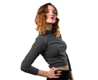 Genç ve güzel model kadın stüdyoda poz