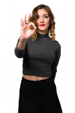 Güzel genç kız ok işareti yapmak