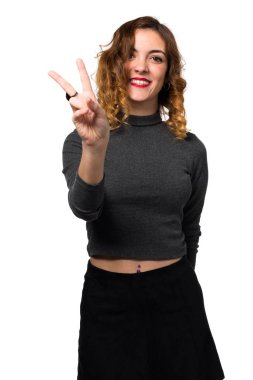 Güzel genç kız zafer jest yapma