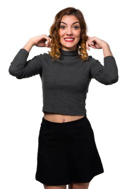 Güzel genç kız kulakları kapsayan