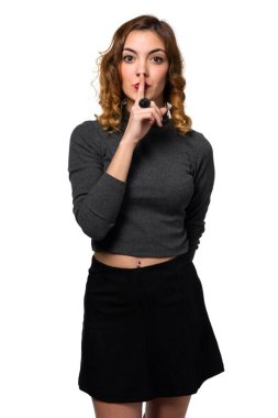 Güzel genç kız sessizlik jest yapma