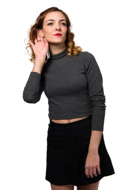 Güzel genç kız bir şey dinleme