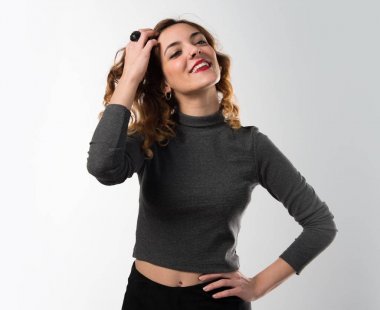 Genç ve güzel model kadın stüdyoda poz