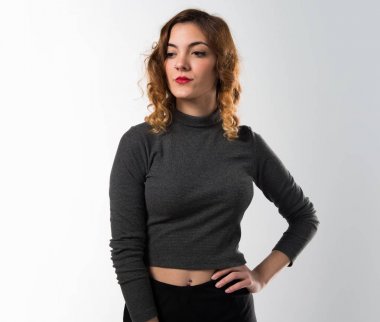 Genç ve güzel model kadın stüdyoda poz