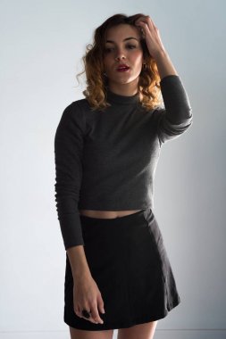 Genç ve güzel model kadın stüdyoda poz