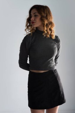 Genç ve güzel model kadın stüdyoda poz