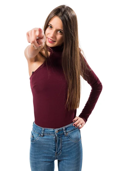 Молодая девушка-подросток указывает на фронт — стоковое фото