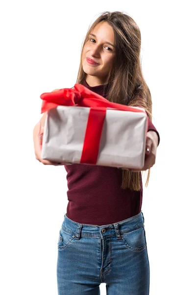 Joven adolescente sosteniendo un regalo —  Fotos de Stock