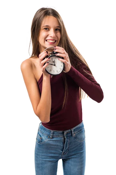 Joven adolescente chica sosteniendo reloj vintage — Foto de Stock