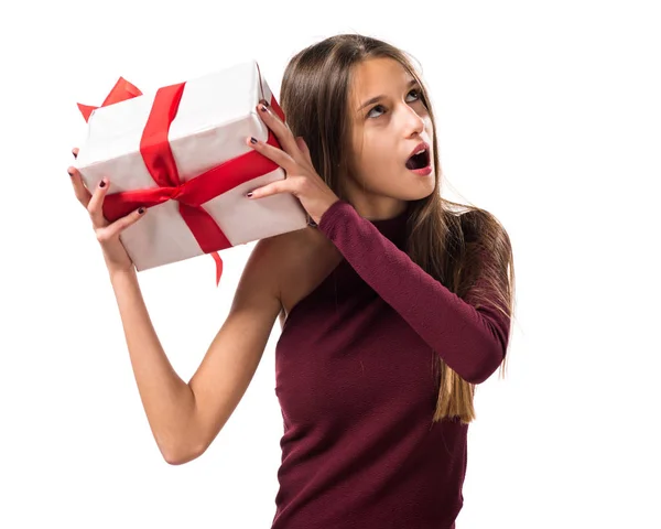 Young teenager girl holding a gift — Stock Photo, Image