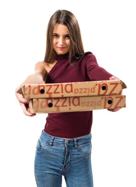 十几岁的年轻女孩拿着披萨盒 — 图库照片