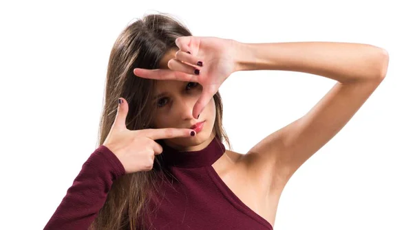 Jovem adolescente focando com os dedos — Fotografia de Stock