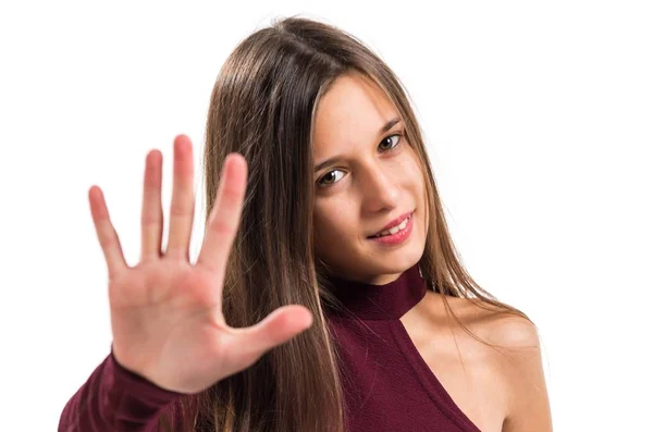 Jovem adolescente contando cinco — Fotografia de Stock
