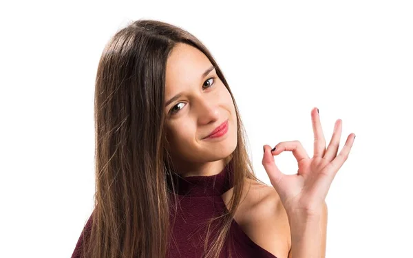 十几岁的年轻女孩制作 Ok 的手势 — 图库照片