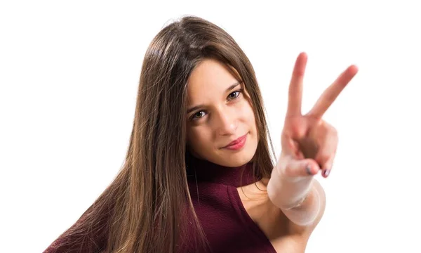 Junges Teenager-Mädchen macht Siegesgeste — Stockfoto