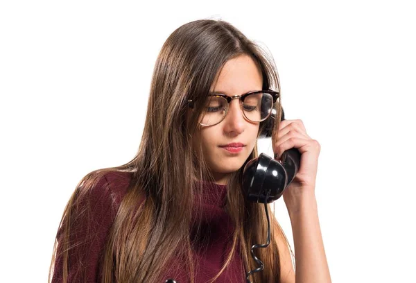 Jovem adolescente falando com o telefone vintage — Fotografia de Stock