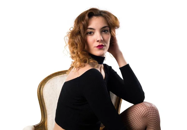 Bella giovane donna modello seduta su poltrona vintage — Foto Stock