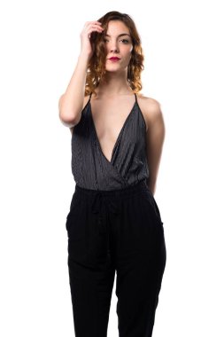 Genç ve güzel model kadın stüdyoda poz