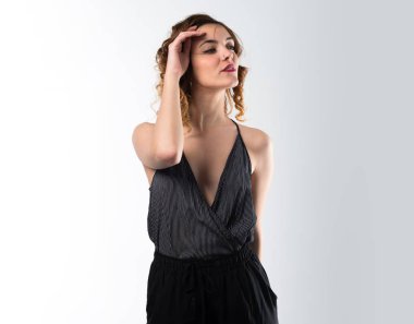 Genç ve güzel model kadın stüdyoda poz