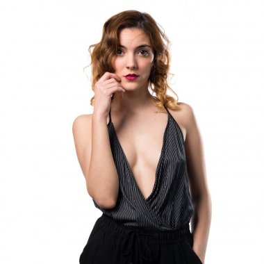 Genç ve güzel model kadın stüdyoda poz