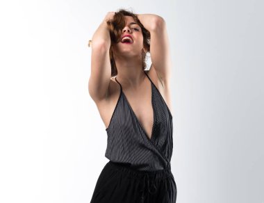 Genç ve güzel model kadın stüdyoda poz