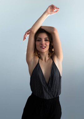 Genç ve güzel model kadın stüdyoda poz