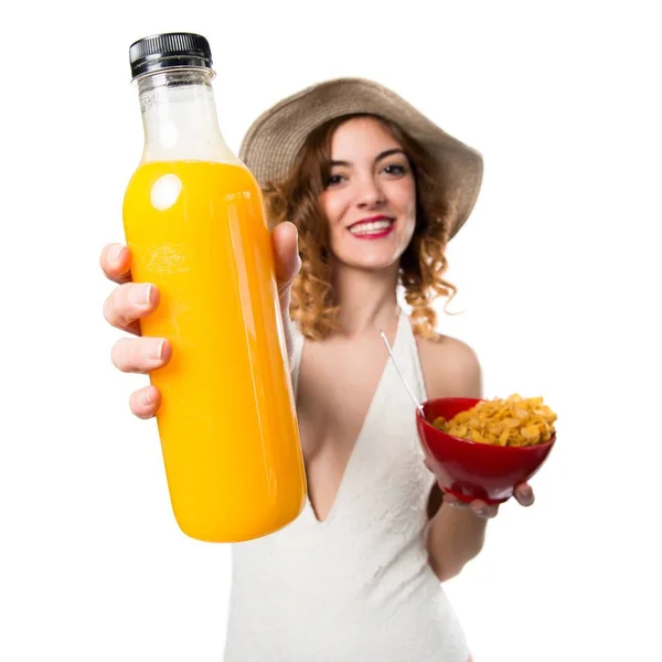 Красивая молодая модель женщина в купальнике ест зерновые и апельсиновые фрукты — стоковое фото