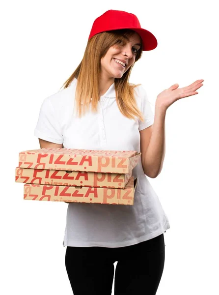 Mulher de entrega de pizza apresentando algo — Fotografia de Stock