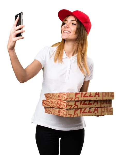 Mulher de entrega de pizza fazendo uma selfie — Fotografia de Stock