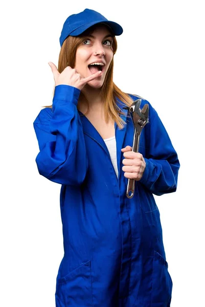 Mulher de entrega fazendo gesto de telefone — Fotografia de Stock