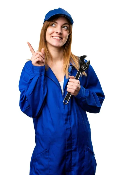 Mulher de parto apontando para cima — Fotografia de Stock