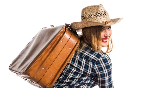 Sexy donna bionda cowgirl con valigia vintage — Foto Stock