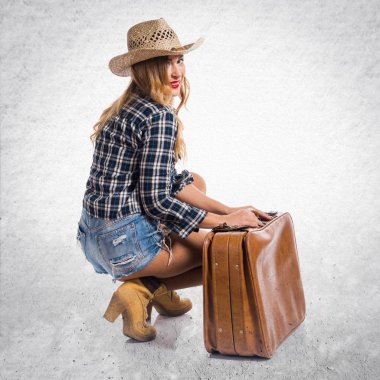 Seksi sarışın kadın cowgirl vintage çanta