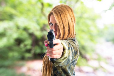 Askeri kadın silah nişan