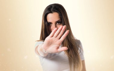 Genç güzel kız koyu sarı zemin üzerine kırmızı yapma