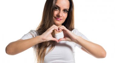 Genç güzel kız elleri ile bir kalp yapma