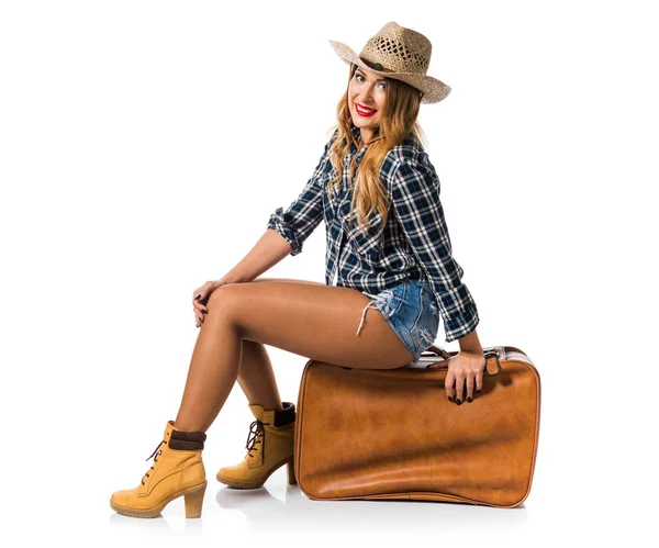 Mulher loira sexy cowgirl com mala vintage — Fotografia de Stock