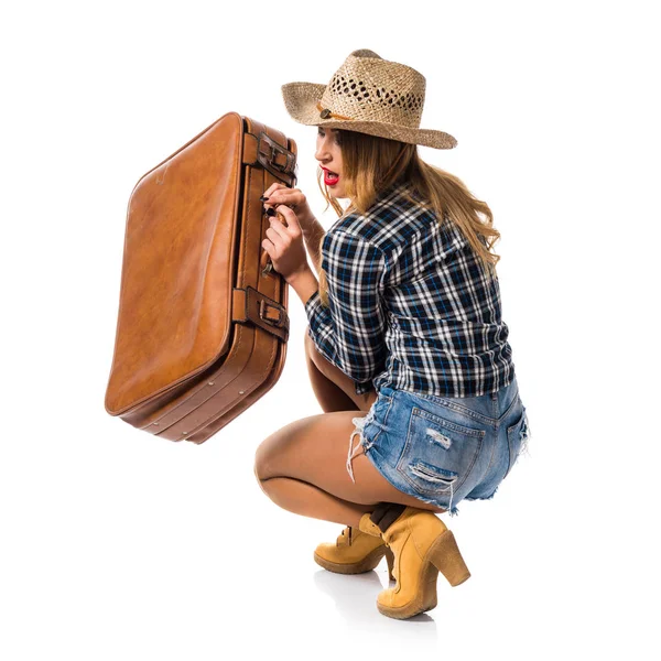 Sexy donna bionda cowgirl con valigia vintage — Foto Stock