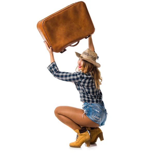 Sexy donna bionda cowgirl con valigia vintage — Foto Stock