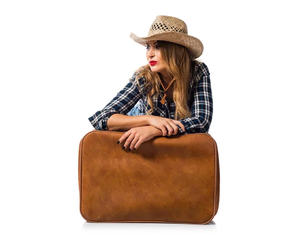 Sexy mujer rubia vaquera con maleta vintage —  Fotos de Stock