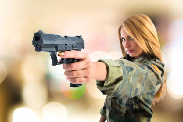Военная женщина стреляет из пистолета — стоковое фото