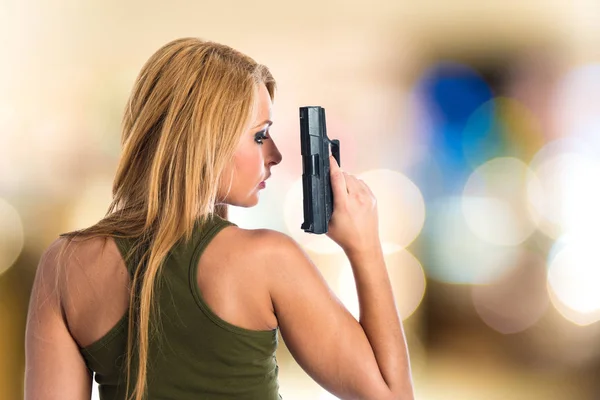 Military woman aiming a gun — Stock Photo, Image