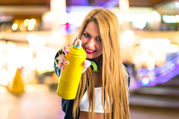 Menina com um spray pode — Fotografia de Stock