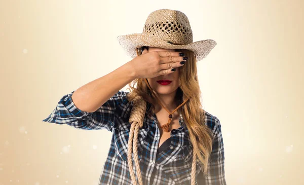 Szexi szőke nő cowgirl szeme okker háttér, amely — Stock Fotó