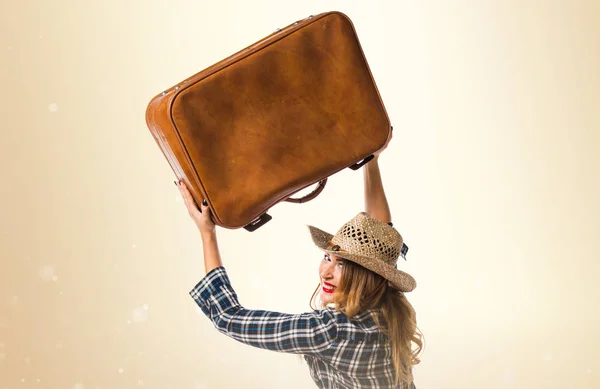 Sexy blondýnka cowgirl s vintage kufr na okr backgro — Stock fotografie